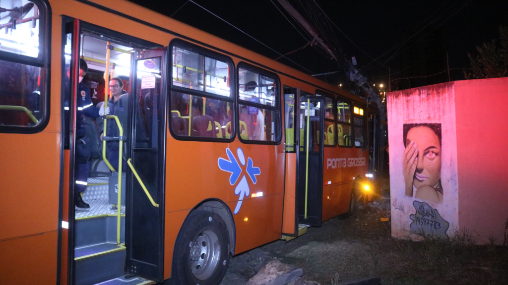 Foto Ônibus da VCG bate em poste durante tentativa de assalto em Uvaranas