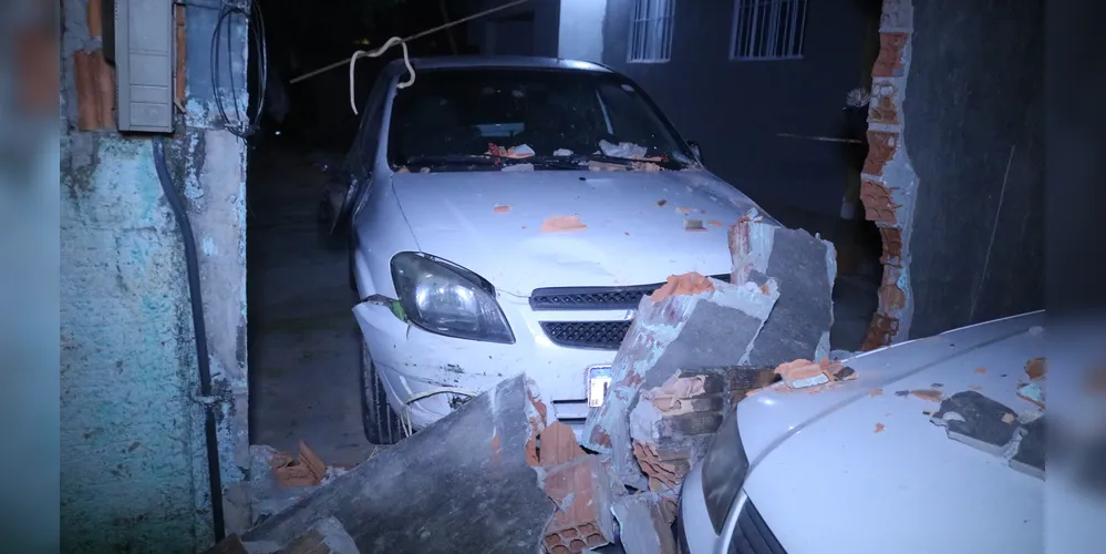 Foto Rapaz perde controle da direção e derruba muro de residência