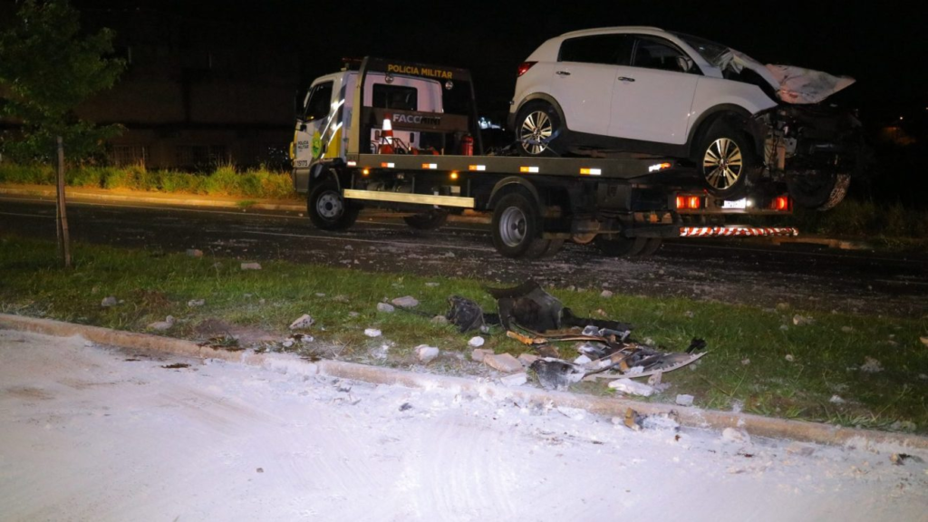 Foto Motorista colide com poste e abandona veículo em Ponta Grossa