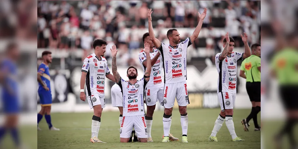 Foto Operário vence e assume a liderança do Paranaense